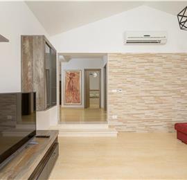4 bedroom villa bedroom with pool, Svetvinčenat, Istria, sleeps 8